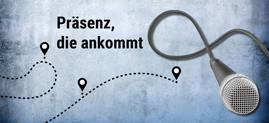 „Teilnehmende des Trauerreden-Masterkurses der Bestatter-Akademie bei einer praxisorientierten Übung zur Verbesserung ihrer Bühnenpräsenz.“